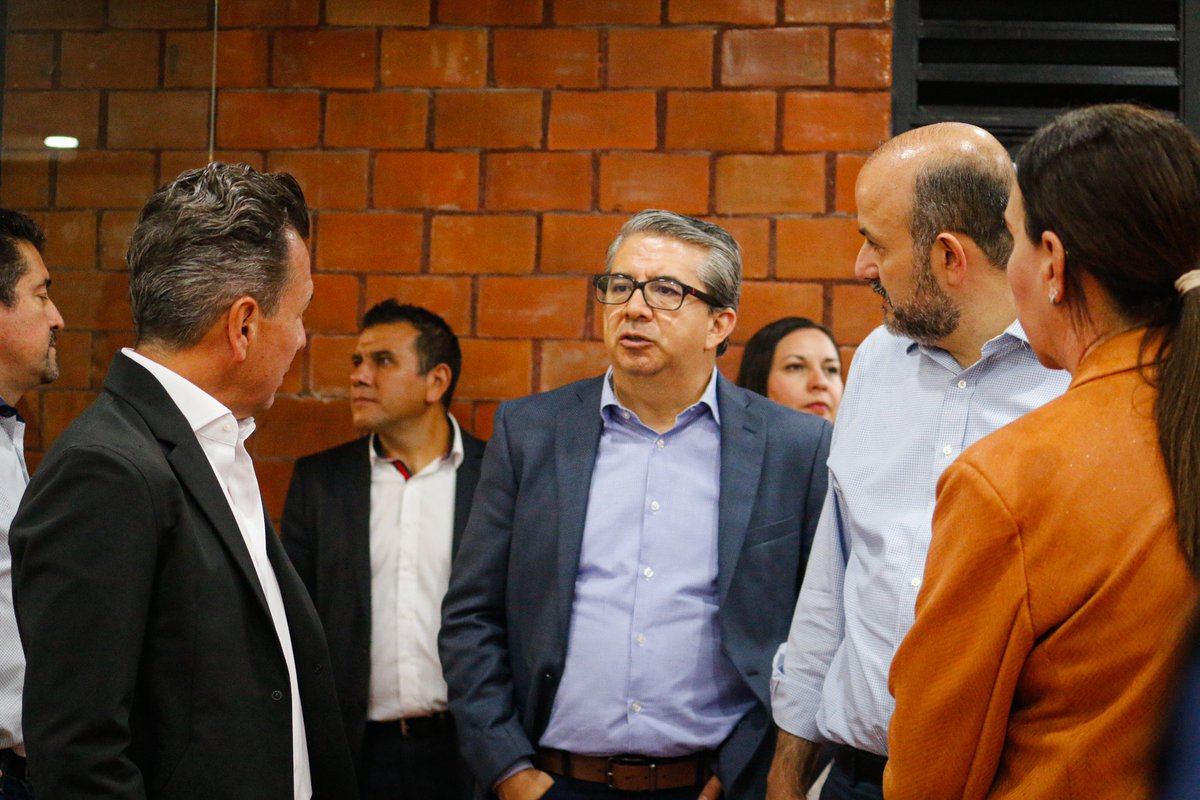AlbCastellanos's tweet photo. Ayer, en el #NuevoCUGDL, recibimos la visita del Rector General @rvillanueval , del Gobernador electo @PabloLemusN y el Alcalde interino de Guadalajara, @FcoRmzSalcido Discutimos el emocionante inicio de este centro universitario. https://t.co/s4LjMILdXX