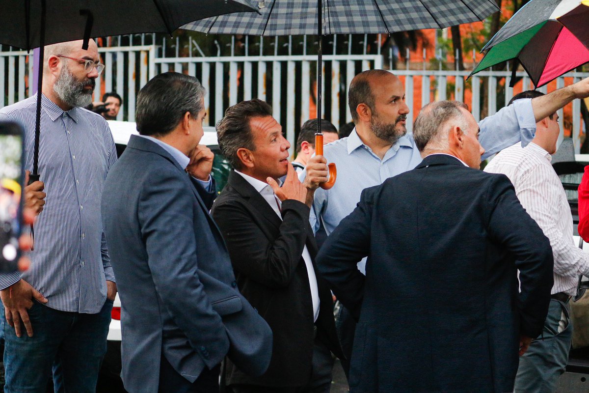 AlbCastellanos's tweet photo. Ayer, en el #NuevoCUGDL, recibimos la visita del Rector General @rvillanueval , del Gobernador electo @PabloLemusN y el Alcalde interino de Guadalajara, @FcoRmzSalcido Discutimos el emocionante inicio de este centro universitario. https://t.co/s4LjMILdXX