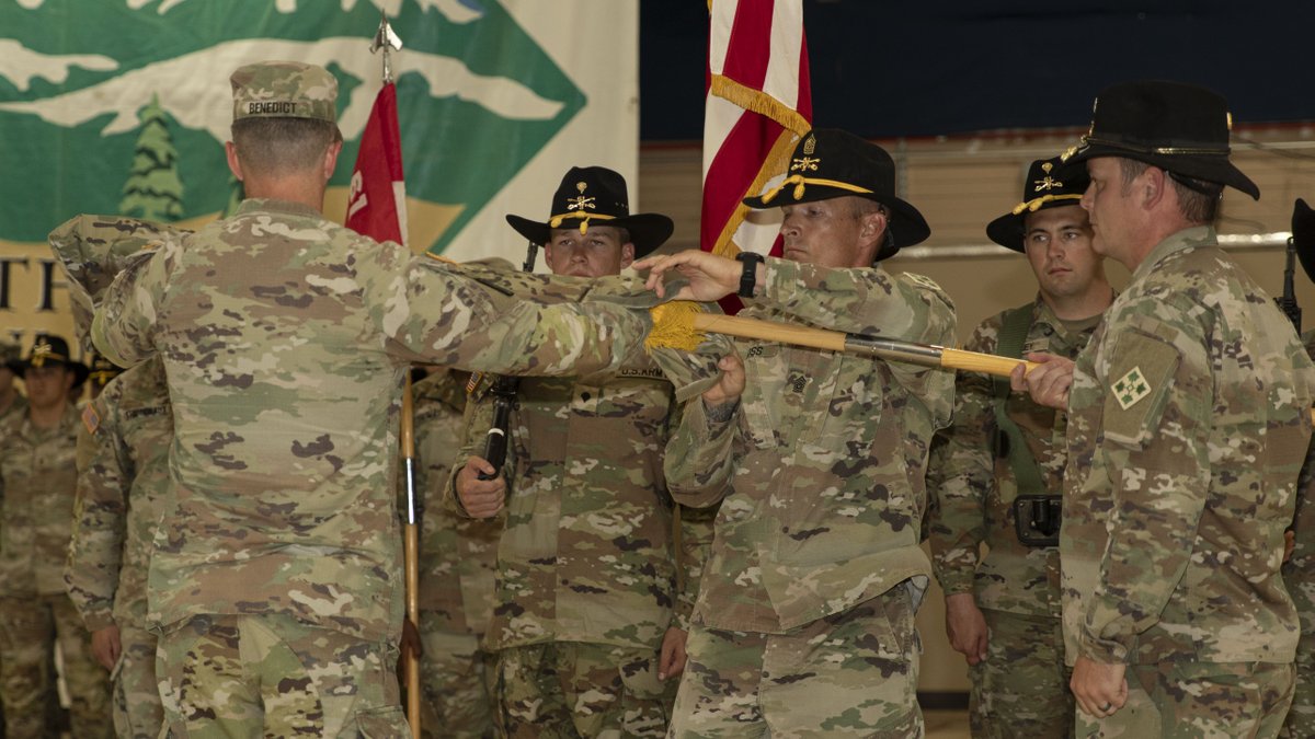 4thInfDiv's tweet photo. Today, 3-61 CAV cased its colors and inactivated during a ceremony.
The legacy of 3-61 CAV will continue to inspire as the Army transforms to meet the demands of an evolving battlefield.
#SteadfastandLoyal #ForwardMindset #ReadyPeople https://t.co/MFnvueYSXl