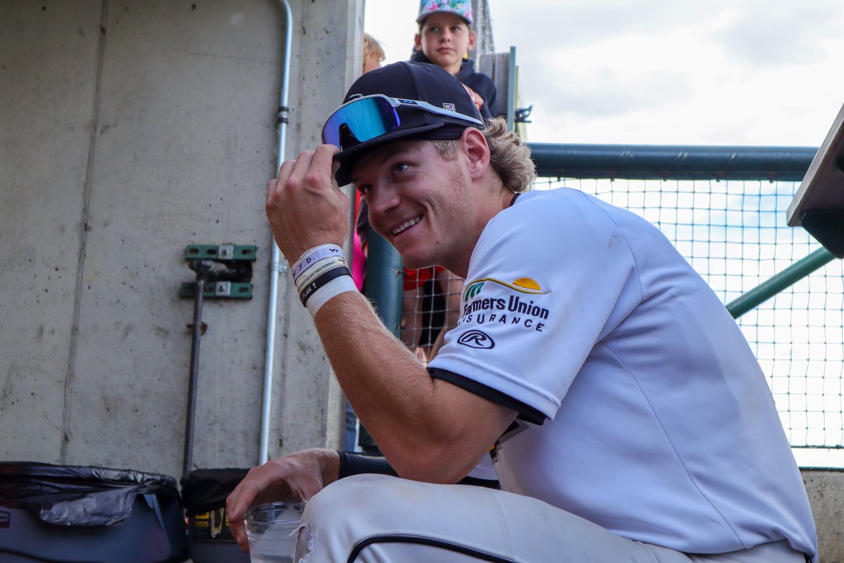 bismarcklarks's tweet photo. Larks baseball tonight in the capital city is LIVE on ESPN+! #LetsGoLarks
🐤Larks vs. Willmar Stingers
⏰6:35pm
📍Bismarck Municipal Ballpark
📺https://t.co/uOsX5I6Kje https://t.co/jr6Ej6heDx