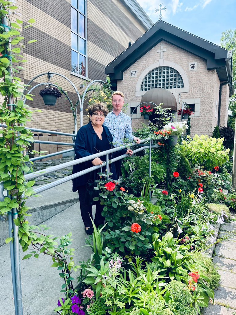 EnsembleMtl's tweet photo. Parce que nous sommes à l'écoute des commerçants et des résidents, nos élu.e.s @maryderos et @JulienHR_Mtl sont allés à leur rencontre dans #ParcExtension. Insécurité, insalubrité, crise du logement...Les défis sont criants. L'admin Plante doit aider ce quartier. #polmtl #ParcEx https://t.co/QAO55tOBAP