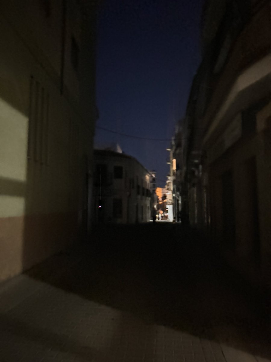 Buenas noches <a href="/AlumbraPMerida/">Alumbrado Mérida</a> la calle Los maestros y aledaños no tiene luz