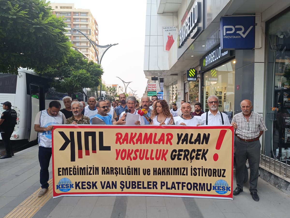 SesVanSubesi's tweet photo. Kesk Van Şubeler Platformu ve Disk Emekli Sen Van Şubesi olarak sefalet ücretlerine ve yoksulluğa karşı basın açıklaması gerçekleştirdik. https://t.co/CEwUzQo9Ds