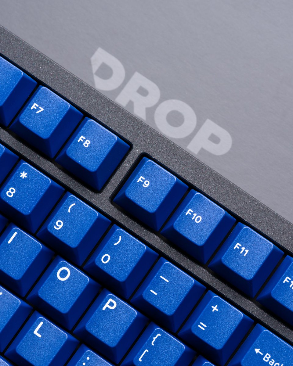 dutchmasterw's tweet photo. @drop Sapphire Keycaps just hit right! They are in stock and have insane crispy legends!! https://t.co/VlEXPTfAVE