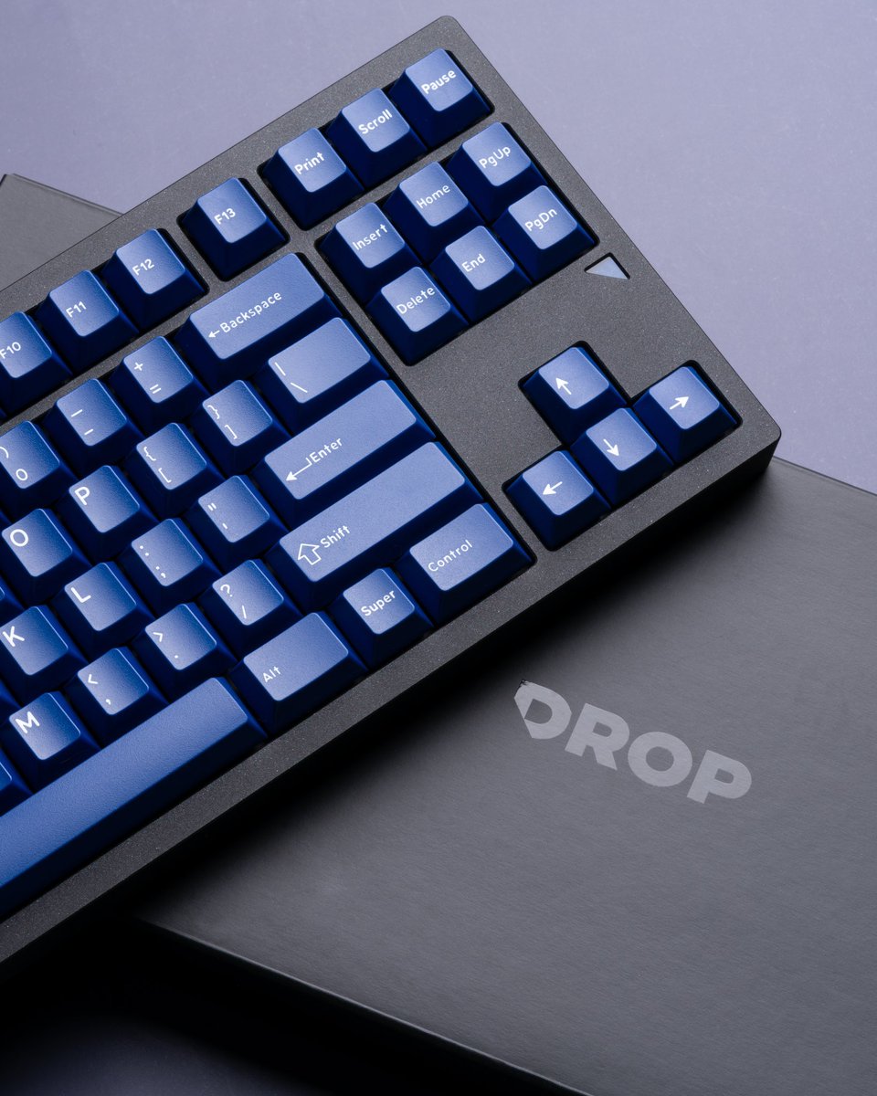 dutchmasterw's tweet photo. @drop Sapphire Keycaps just hit right! They are in stock and have insane crispy legends!! https://t.co/VlEXPTfAVE