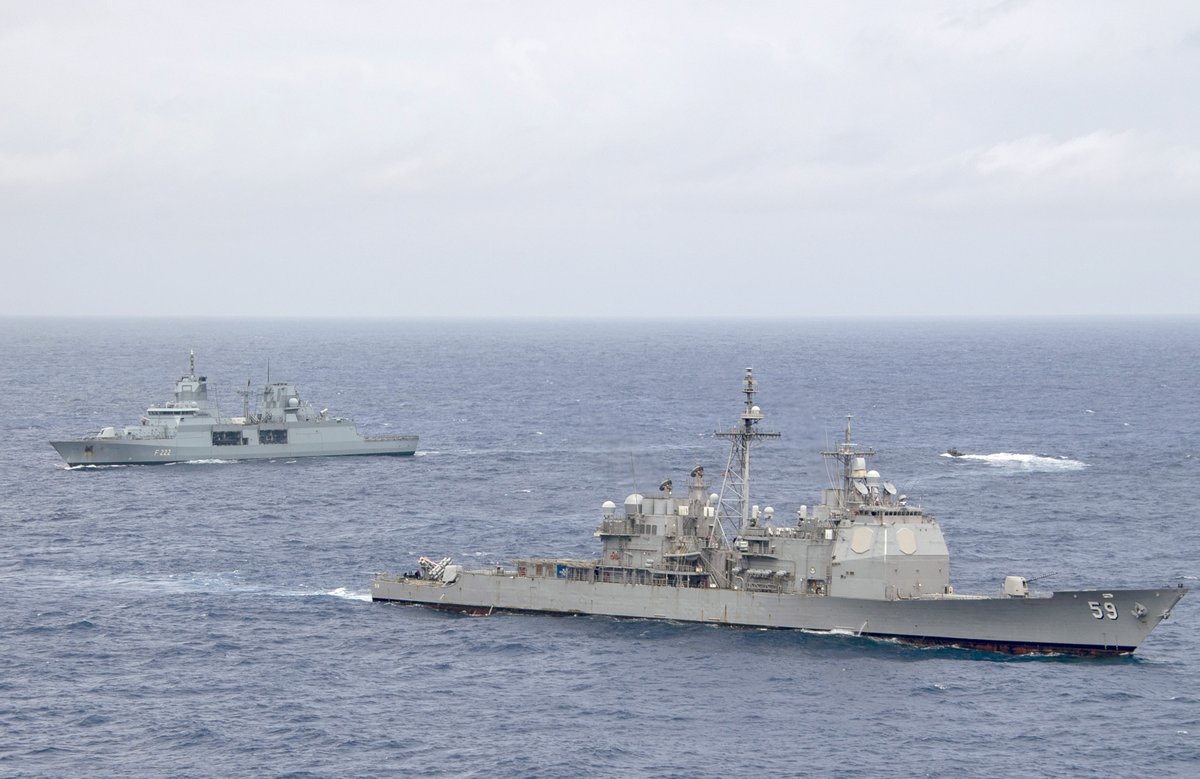 USNavy's tweet image. #USNavyPhotosoftheDay:

1️⃣ #USSPrinceton small boat ops w/ #GermanNavy and 2️⃣ @USS_Somerset #UNREP from @RoyalCanNavy #MVAsterix @RimofthePacific
3️⃣ @CVN_72 Sailors observe #FLTOPS @US3rdFleet
4️⃣ #USSBlueRidge bridge watch @US7thFleet
👉 dvidshub.net/r/uw5gq2