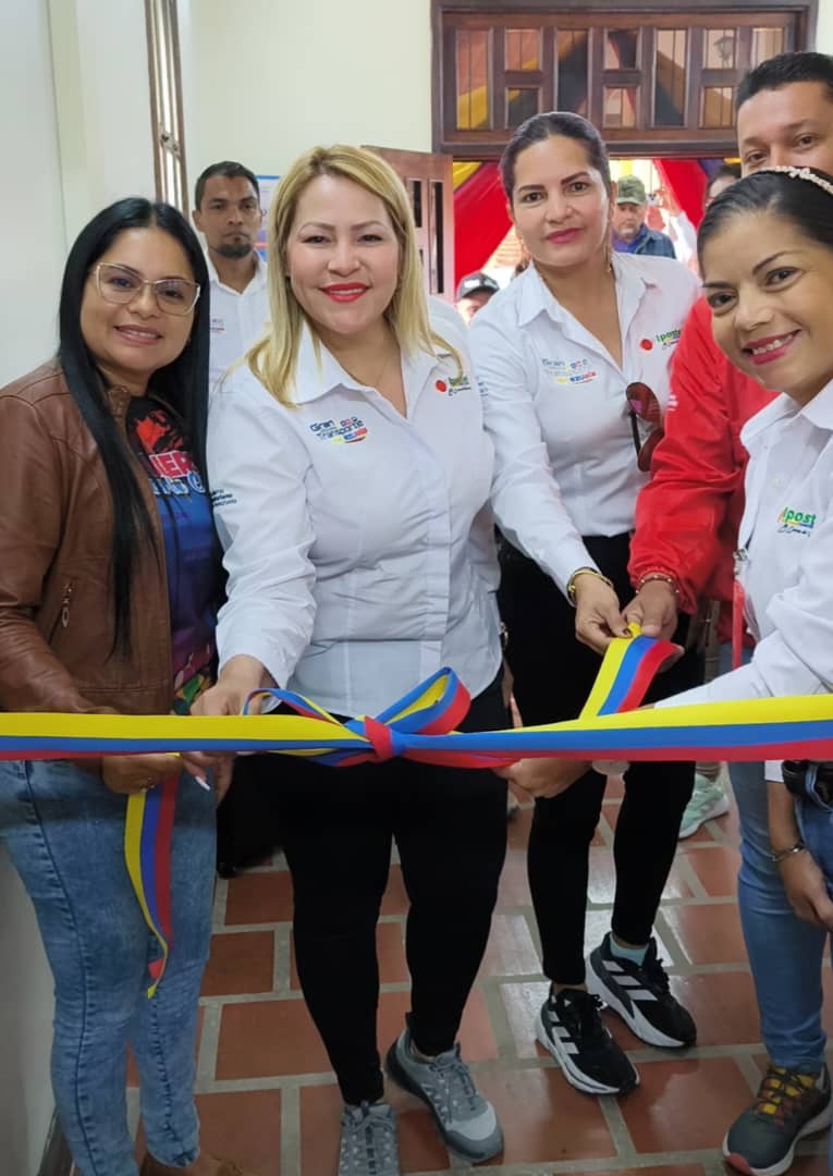 ipostel_ve's tweet photo. El Instituto Postal Telegráfico de Venezuela (Ipostel), ente adscrito al Ministerio del Poder Popular para el Transporte, reinaugura la Oficina Postal Telegráfica en la localidad de Barinitas estado Barinas.

📝https://t.co/84iiNRKGdC https://t.co/S0RKZB0li1