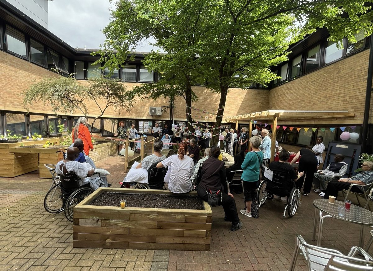 HUHGrahamStroke's tweet photo. The ☀️sun held out for our Graham Stroke unit garden party launch! Thank you to everyone who has made this garden happen! @QuinnLondonLtd @SusHealthcare Emma from Cultivating Health🌱 and @HomertonHope Monica from estates.... Emma W and the therapy team...so many more!❤️🌳 https://t.co/PmEc2TXS3A