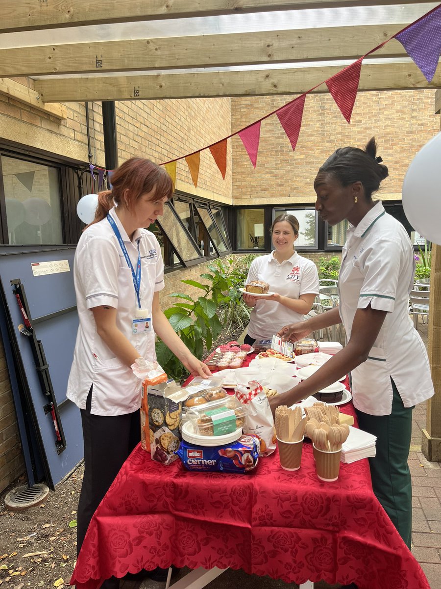 HUHGrahamStroke's tweet photo. The ☀️sun held out for our Graham Stroke unit garden party launch! Thank you to everyone who has made this garden happen! @QuinnLondonLtd @SusHealthcare Emma from Cultivating Health🌱 and @HomertonHope Monica from estates.... Emma W and the therapy team...so many more!❤️🌳 https://t.co/PmEc2TXS3A