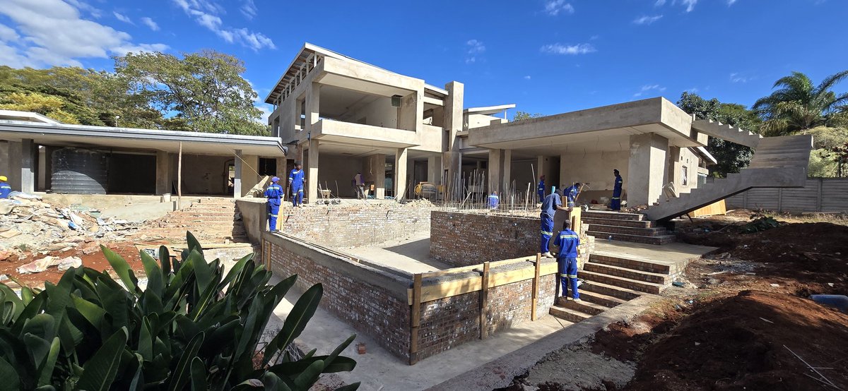 VisionaryPropD's tweet photo. Curious about how Visionary Property Development's designs are coming to life? Check out the amazing progress at this luxury villa! 🏗️✨ Swipe to see the difference between the initial designs and the actual construction. #DesignVsReality #ConstructionJourney #LuxuryLiving https://t.co/hAnP9tLqmq