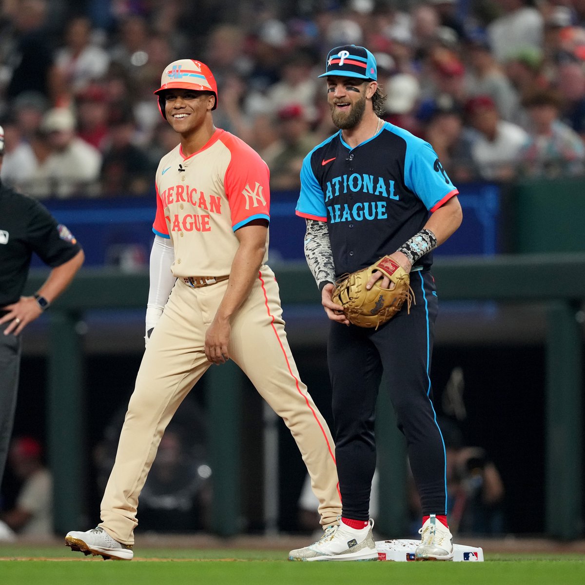 BleacherReport's tweet photo. This moment between former Nationals teammates Juan Soto and Bryce Harper ♥️ https://t.co/bu10Q0eCRM