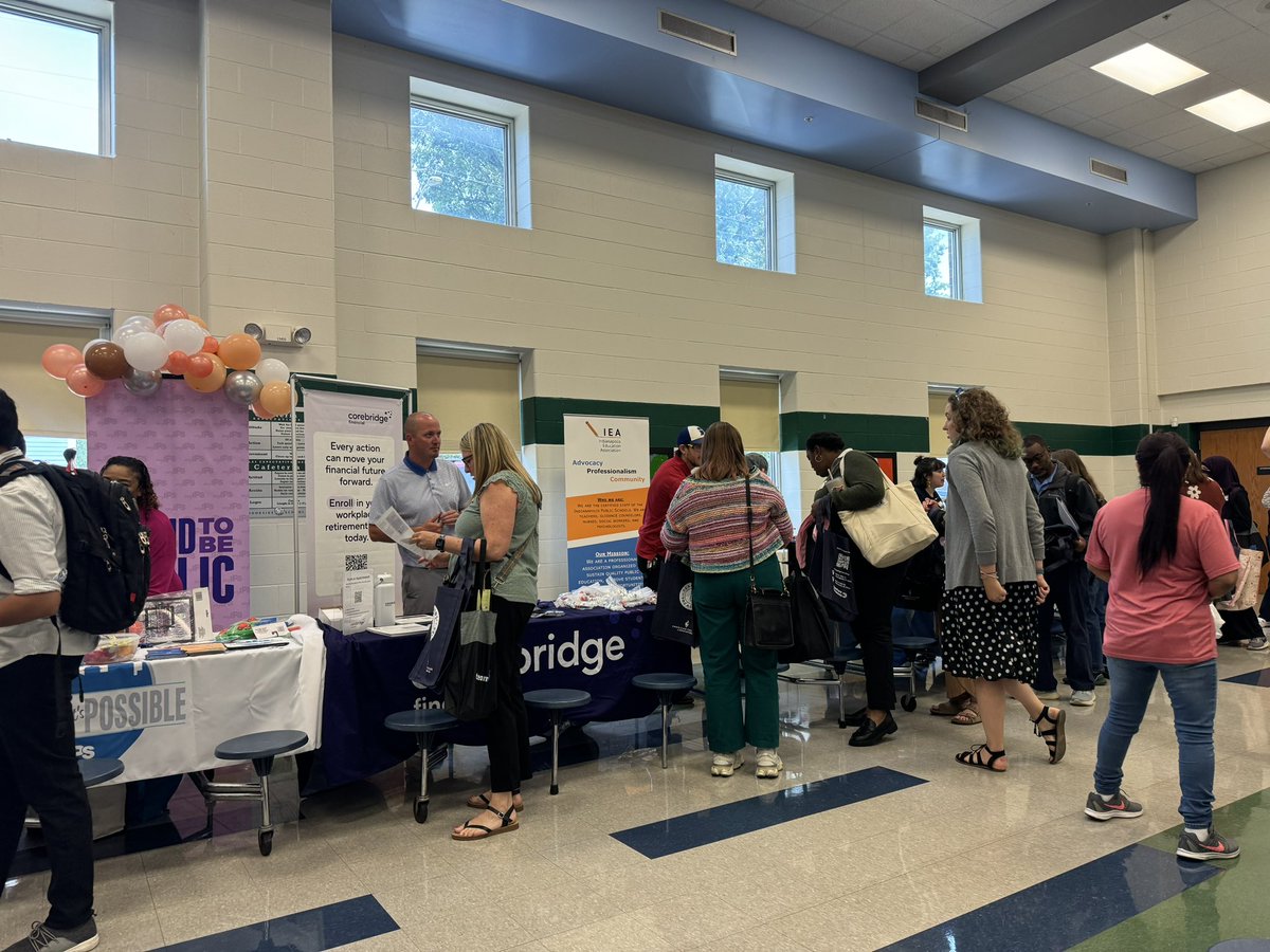 IPS_Sci_Coach's tweet photo. Great first day at @IPSSchools New Teacher Induction @IPSBrookside54 The Math and Science team enjoyed talking to all the new hires! ❤️ @Katieknutsonips @MathyJones https://t.co/7jeCRocbTC