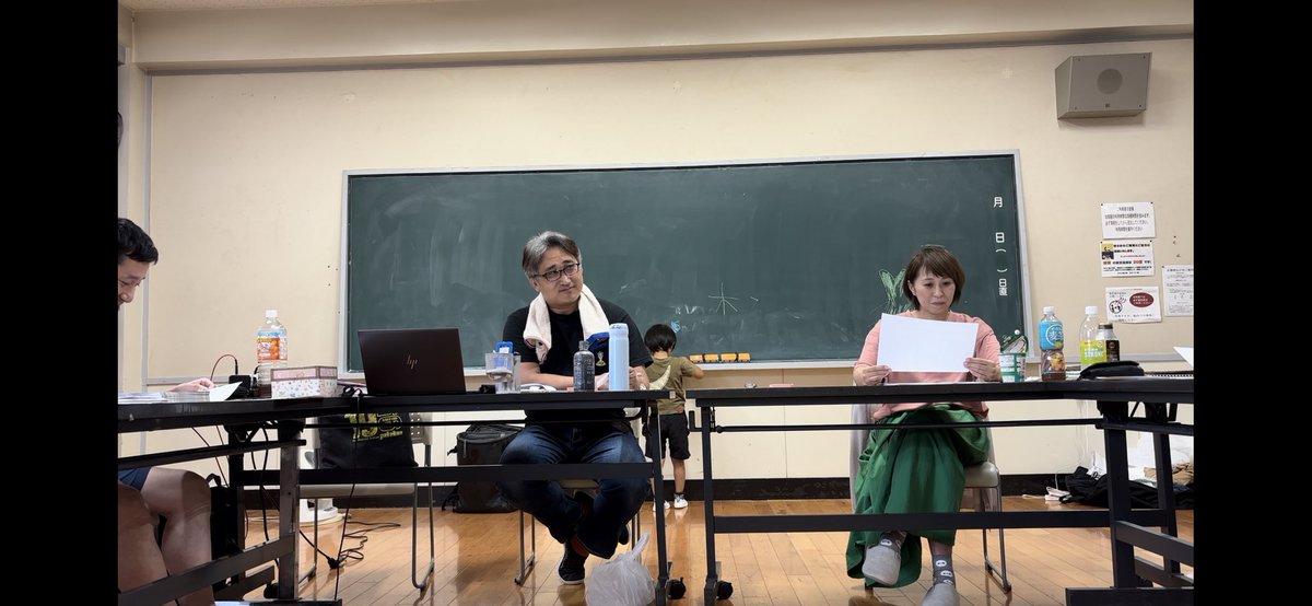 pete_kan's tweet photo. ども、濱田です！子供のいる稽古場、ペテカンには当たり前の光景となりました。所でよっちゃん、「木」って書いたの？かおくん、その木を消そうとしてる？この夏の稽古、子供たちも楽しめる稽古場にしたいなぁ。
『タコパ！』チケット販売中！
https://t.co/o7hQ3JrCV3
＃ペテカン #タコパ https://t.co/nL7y7g5Biv