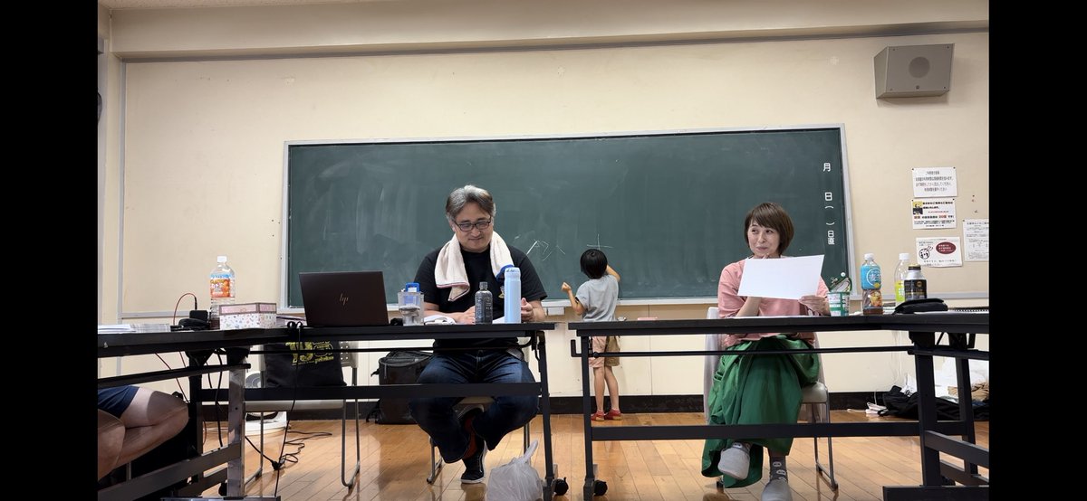 pete_kan's tweet photo. ども、濱田です！子供のいる稽古場、ペテカンには当たり前の光景となりました。所でよっちゃん、「木」って書いたの？かおくん、その木を消そうとしてる？この夏の稽古、子供たちも楽しめる稽古場にしたいなぁ。
『タコパ！』チケット販売中！
https://t.co/o7hQ3JrCV3
＃ペテカン #タコパ https://t.co/nL7y7g5Biv