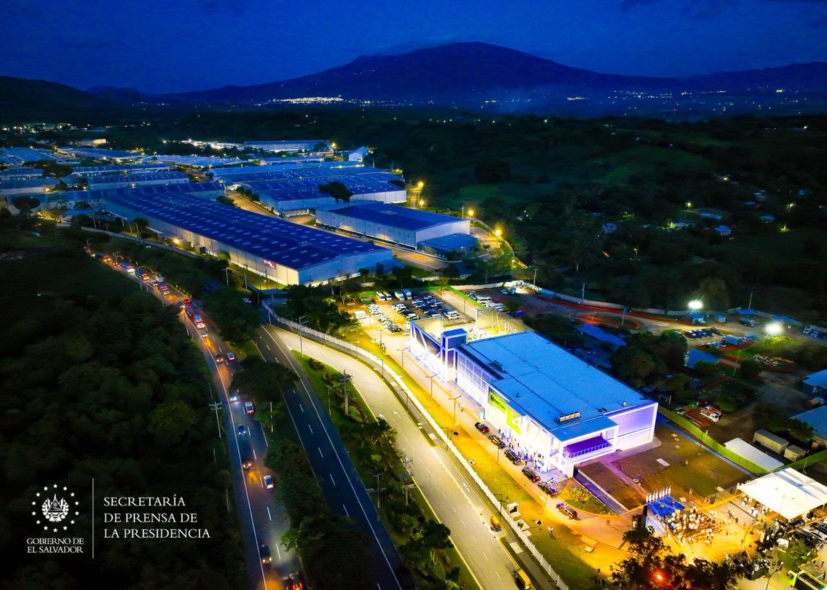 SecPrensaSV's tweet image. #DataTrust | Con la inauguración del @DataTrustSV, se da paso a un nuevo parque industrial tecnológico denominado Altius Tech Park, con el cual se espera generar más de cinco mil empleos, en los próximos tres años. #SecretaríaDePrensa