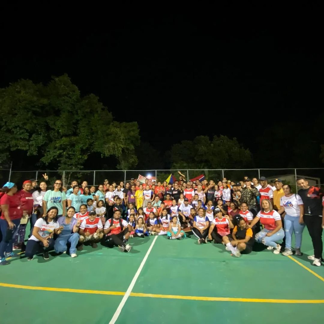 concejo_simonp's tweet photo. ¡+Deporte es + Futuro! ⚽🏀🏐

Nuestra Concejala Willys Romero Presidenta del Concejo Municipal en compañía de la Alcaldesa Angie Gutiérrez celebraron junto a la comunidad de la Tronadora la entrega de su cancha totalmente recuperada. 

#VenezuelaVaPaLante
@NicolasMaduro https://t.co/XEbGhT9s5V