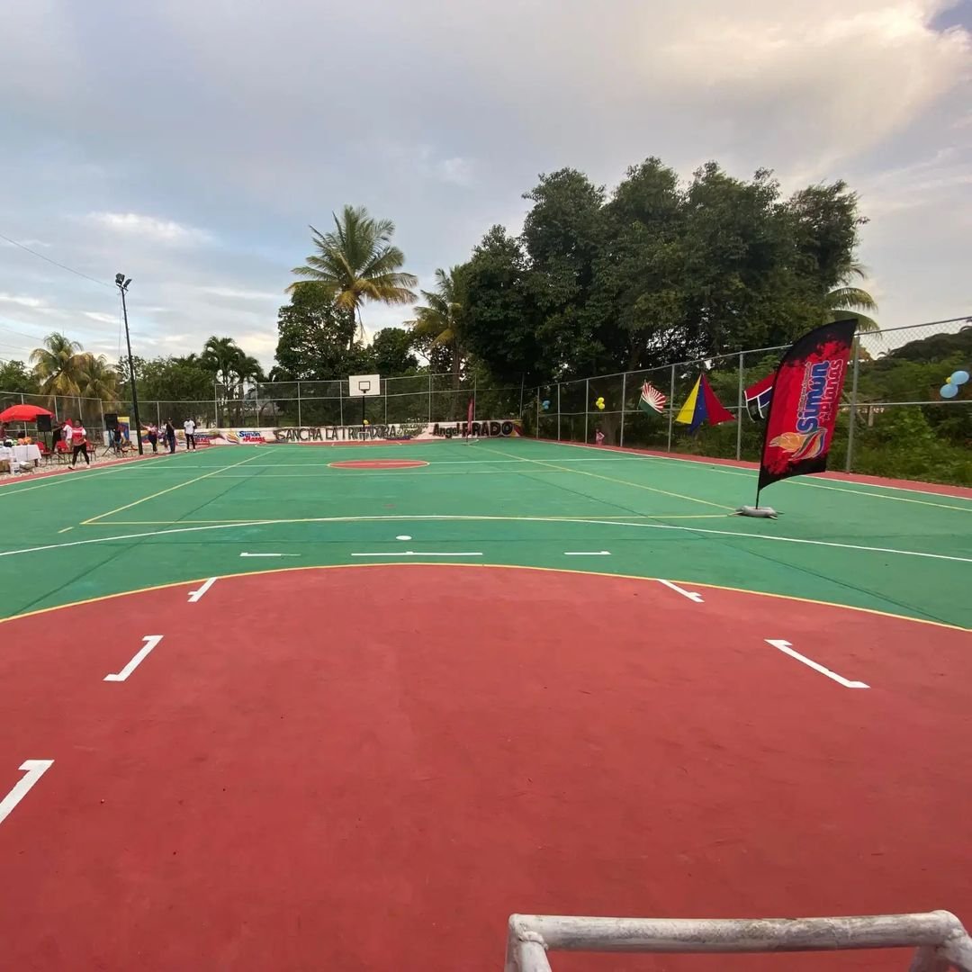 ¡+Deporte es + Futuro! ⚽🏀🏐

Nuestra Concejala Willys Romero Presidenta del Concejo Municipal en compañía de la Alcaldesa Angie Gutiérrez celebraron junto a la comunidad de la Tronadora la entrega de su cancha totalmente recuperada. 

#VenezuelaVaPaLante
<a href="/NicolasMaduro/">Nicolás Maduro</a>