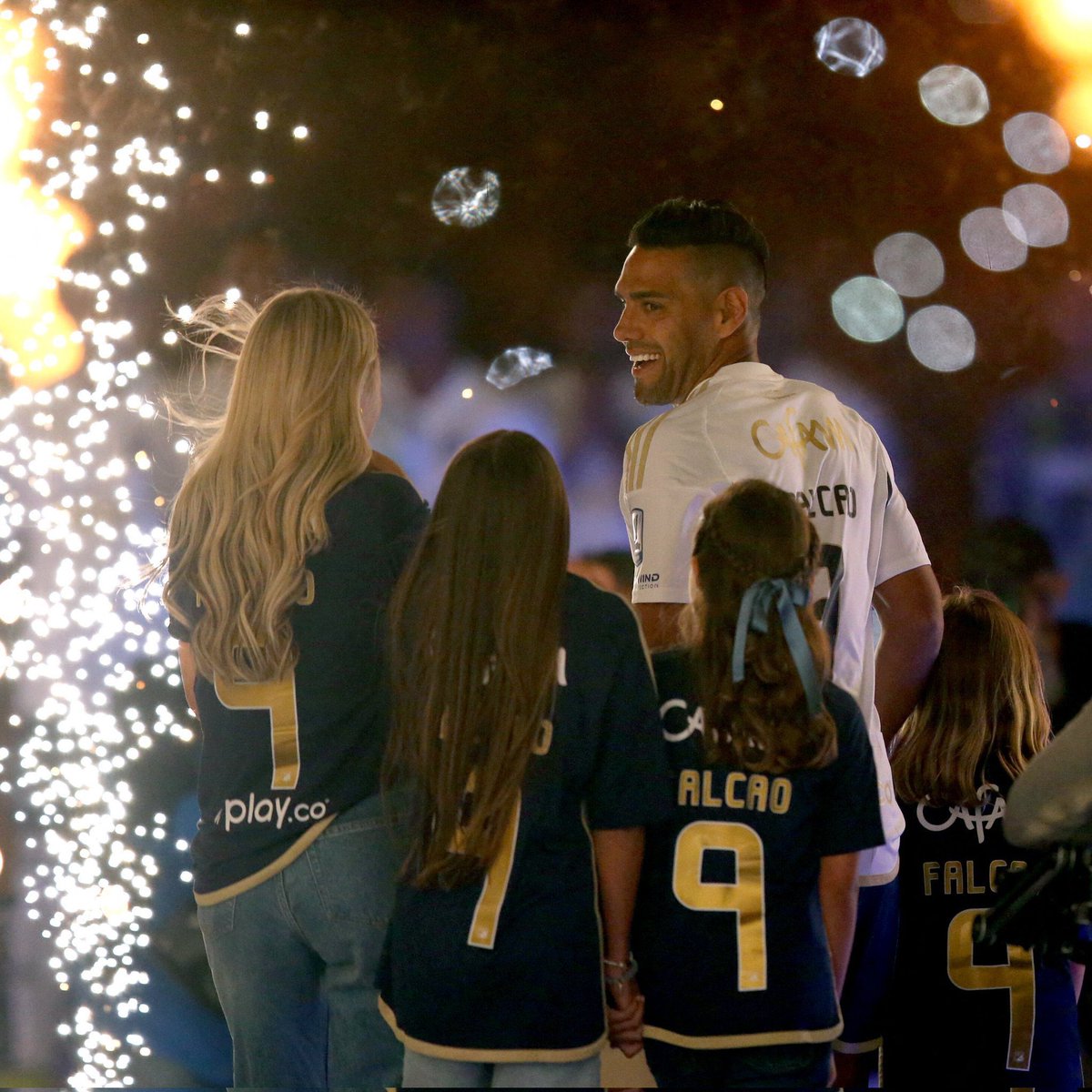 Que viva la familia tradicional, que viva la monogamia y Millonarios