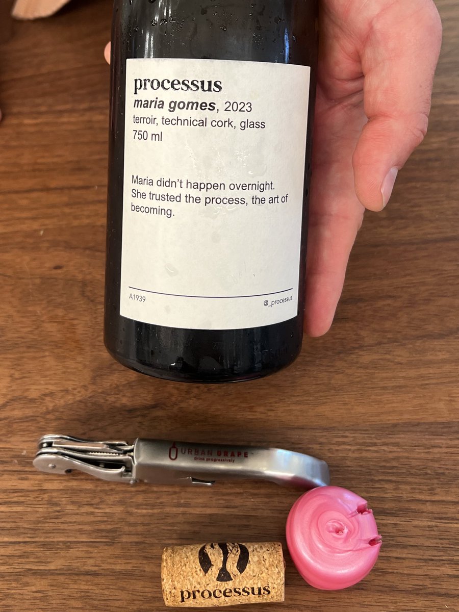 ginaweldon_'s tweet photo. Sometimes the universe sends you little messages on a delicious bottle of wine for reassurance and added enjoyment ☺️💫🥂 https://t.co/w949YuQjby
