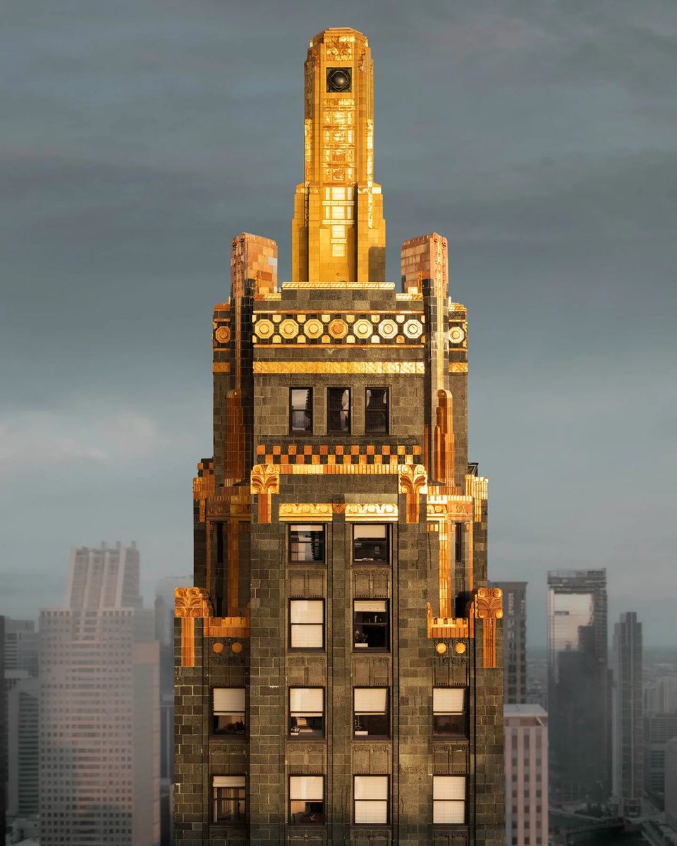 Art Deco

The Carbide &amp; Carbon Building in Chicago, an Art Deco masterpiece, stands out with its luxurious black granite and green terra cotta facade, topped with an iconic gold leaf tower. Completed in 1929, it reflects the opulence of the Roaring Twenties and remains a symbol