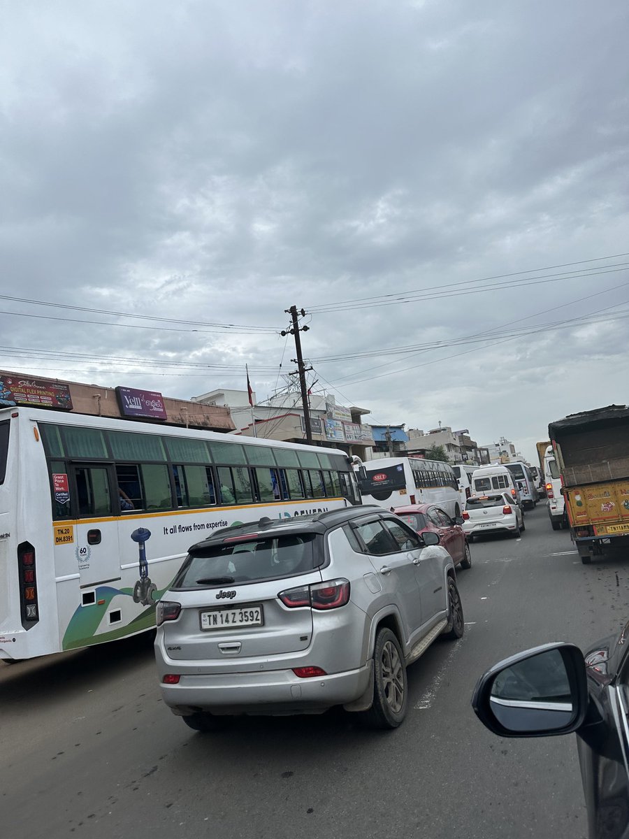 Ravi_ChandranP's tweet photo. ⁦@COPTBM⁩ Paddapai bridge construction is causing huge jams everyday.Needs attention to smoothen traffic flow . Most of Oragadam based companies are facing challenges to start shift on time. Thank you !  ⁦@Guidance_TN⁩ https://t.co/n8WO23v2bS