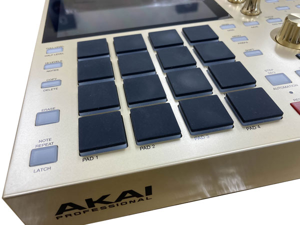 otairecord's tweet image. 【MPC ONEの限定ゴールドカラーモデルの中古品が入荷！】

使用頻度も少なかったとのことでパッドに若干の使用感はあるものの、その他はかなり美品！

何より今では手に入らない限定カラーモデルなので、人と同じは嫌という方はこの機会に！

otaiweb.com/shop-item-fidt…

#AKAI #MPCONE #オタレコ