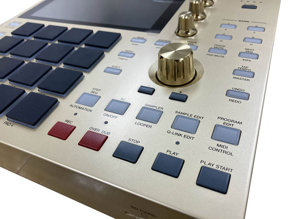 otairecord's tweet image. 【MPC ONEの限定ゴールドカラーモデルの中古品が入荷！】

使用頻度も少なかったとのことでパッドに若干の使用感はあるものの、その他はかなり美品！

何より今では手に入らない限定カラーモデルなので、人と同じは嫌という方はこの機会に！

otaiweb.com/shop-item-fidt…

#AKAI #MPCONE #オタレコ