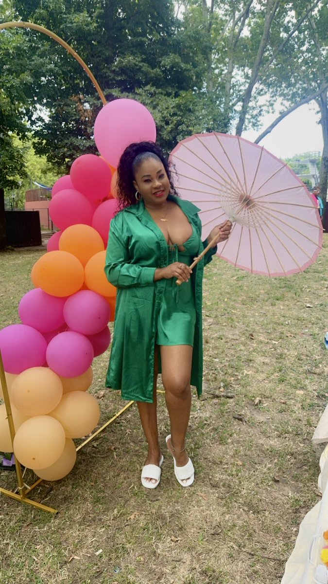 RoxxiChung's tweet photo. Picnic vibe ☀️🥂  #sundaypicnic #beautifulwomen #roxxichungpr https://t.co/dlrUDblaWF