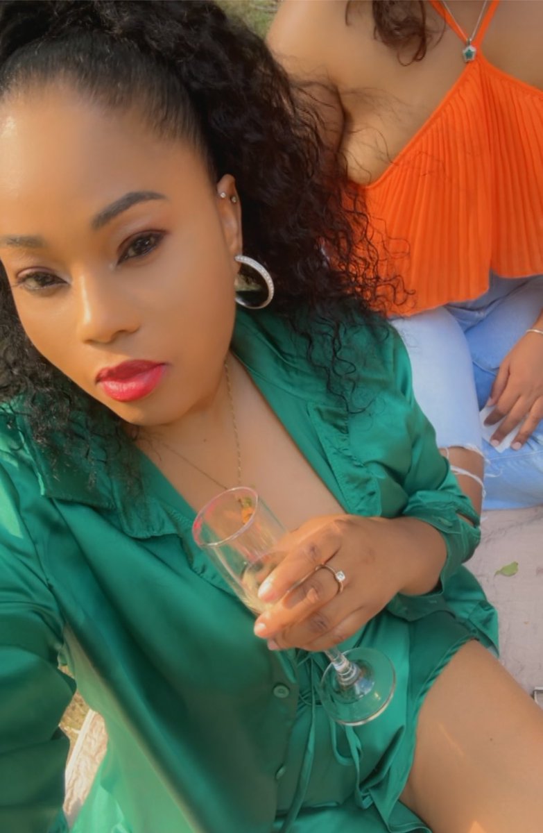 RoxxiChung's tweet photo. Picnic vibe ☀️🥂  #sundaypicnic #beautifulwomen #roxxichungpr https://t.co/dlrUDblaWF