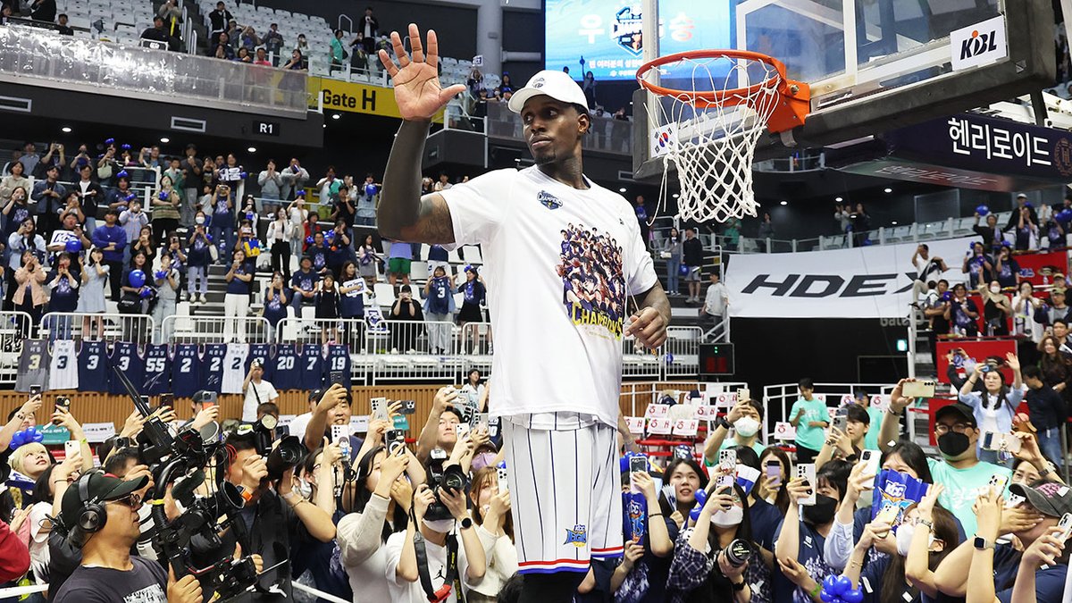 baekpd1983's tweet photo. Question : "Why negotiations between Ra Guna and some KBL teams broke down"
Answer : The KBL teams offered him a salary of USD$200K-$300K, but he asked the KBL teams to pay more than double their salaries.
#RaGuna #RicardoRatliffe https://t.co/5CC8llg0gw