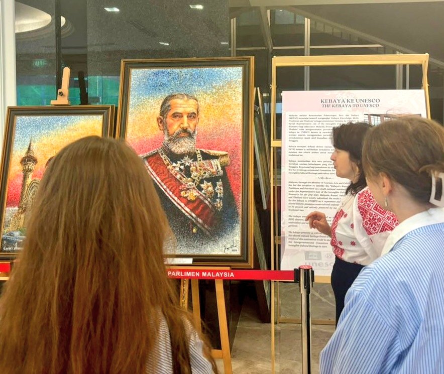 NinetaBarbules1's tweet photo. Delighted welcoming members of the @diplocorpsmy to #55 exhibition marking 55years of 🇷🇴🇲🇾 diplomatic relations. 'Caiutii' dance &amp; 'kuda kepang' large paintings by
🇲🇾Frank ts Tan. King Carol I &amp;  He's mosque in Constanta @danbarbu #Ziuaiei #danielastrimbei #kebaya #nationalflower https://t.co/n4i549CheA