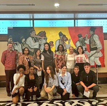 NinetaBarbules1's tweet photo. Delighted welcoming members of the @diplocorpsmy to #55 exhibition marking 55years of 🇷🇴🇲🇾 diplomatic relations. 'Caiutii' dance &amp; 'kuda kepang' large paintings by
🇲🇾Frank ts Tan. King Carol I &amp;  He's mosque in Constanta @danbarbu #Ziuaiei #danielastrimbei #kebaya #nationalflower https://t.co/n4i549CheA