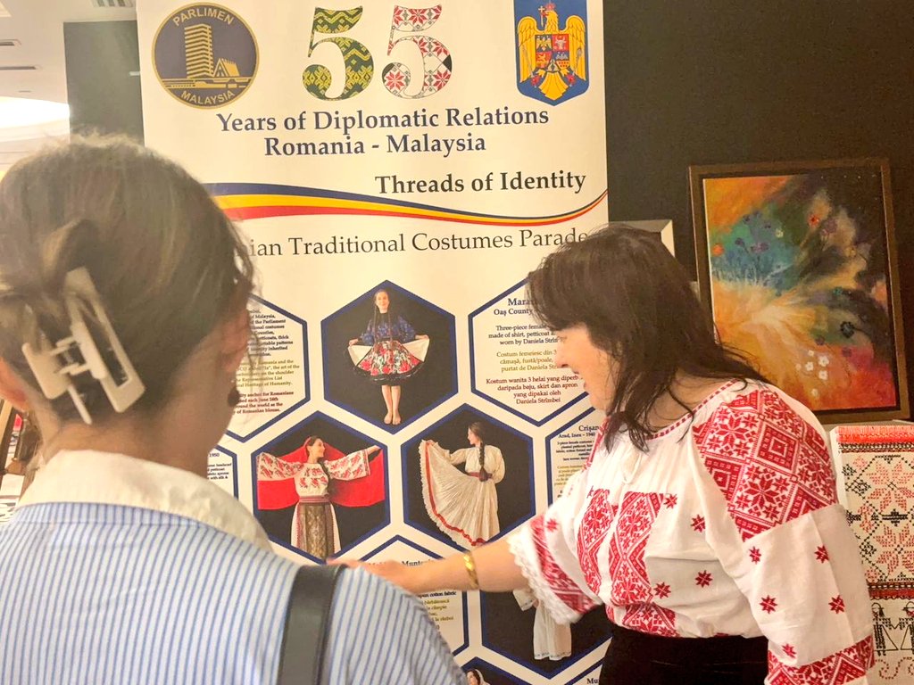 NinetaBarbules1's tweet photo. Delighted welcoming members of the @diplocorpsmy to #55 exhibition marking 55years of 🇷🇴🇲🇾 diplomatic relations. 'Caiutii' dance &amp; 'kuda kepang' large paintings by
🇲🇾Frank ts Tan. King Carol I &amp;  He's mosque in Constanta @danbarbu #Ziuaiei #danielastrimbei #kebaya #nationalflower https://t.co/n4i549CheA