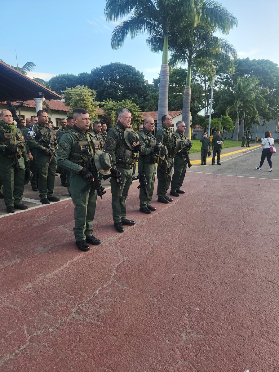 hljohan's tweet photo. Se oyen ruidos de sables en los cuarteles ! Si porque Tenemos las armas de la República empuñadas y preparadas para la defensa de las garantías sociales y constitucionales de nuestro pueblo ! 
Al despliegue con nuestros instrumentos de labranza por todos los rincones de la patria, desde la REDI CAPITAL como lo hizo Bolívar, siempre en auxilio de  nuestro pueblo de a pie; vamos a la Zodi Guayana Esequiba al desarrollo Nacional.