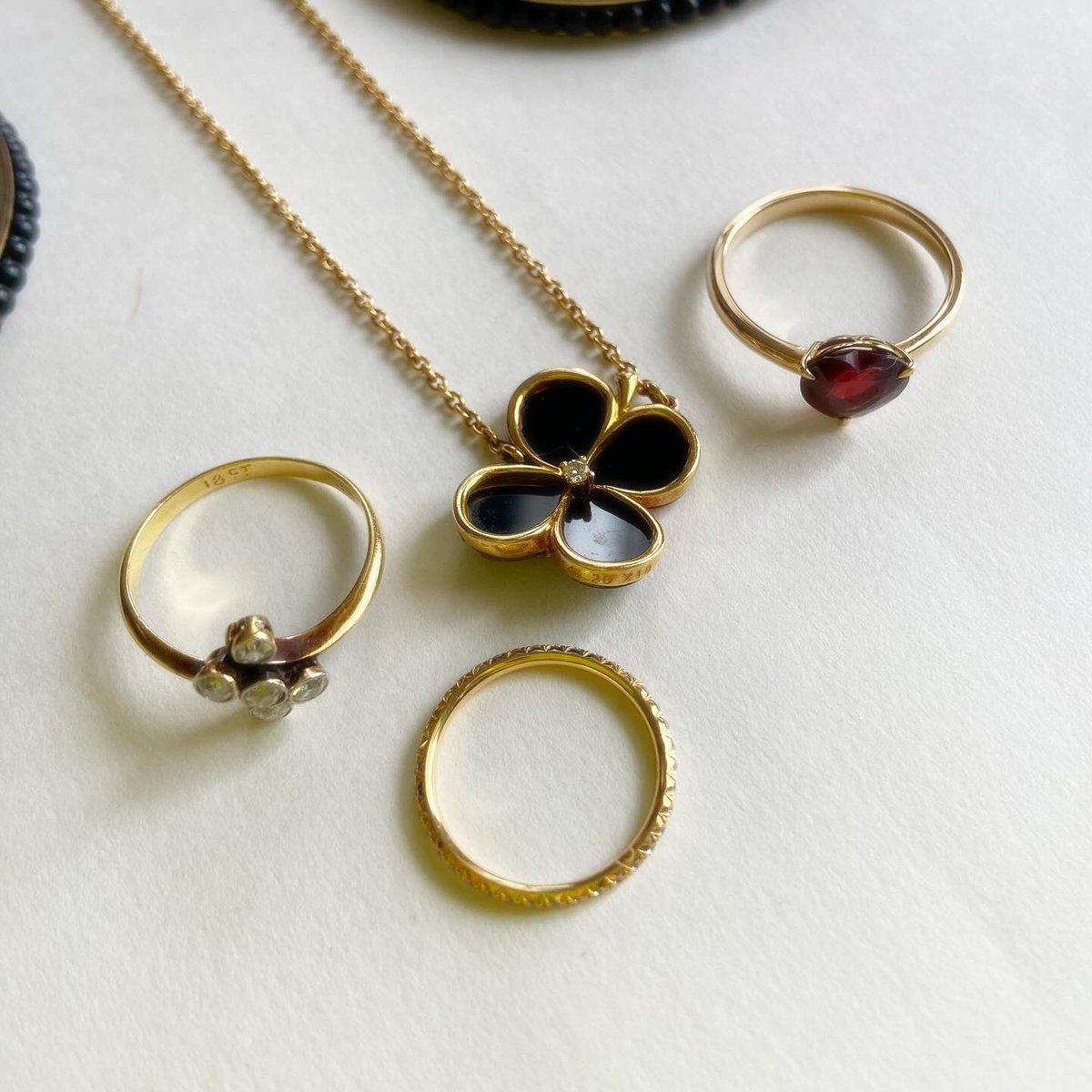 outauni's tweet image. ・ビーズヘアピン/ vintage 
・黒つぶつぶフープピアス/ ??
・オニキス、ダイヤモンド、18Kペンダント/ vintage 
・ダイヤモンドリング/ vintage 母の
・レッドスピネルハートリング/ BELFIORE
・ダイヤモンドピンキーリング/ @TiffanyAndCo 

#今日のアクセサリー #accessoriesoftheday #fashion