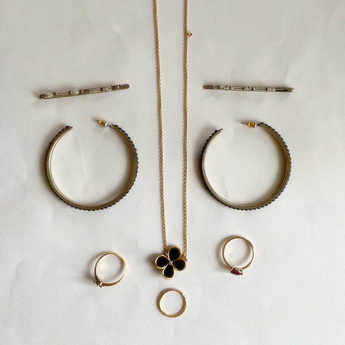 outauni's tweet image. ・ビーズヘアピン/ vintage 
・黒つぶつぶフープピアス/ ??
・オニキス、ダイヤモンド、18Kペンダント/ vintage 
・ダイヤモンドリング/ vintage 母の
・レッドスピネルハートリング/ BELFIORE
・ダイヤモンドピンキーリング/ @TiffanyAndCo 

#今日のアクセサリー #accessoriesoftheday #fashion