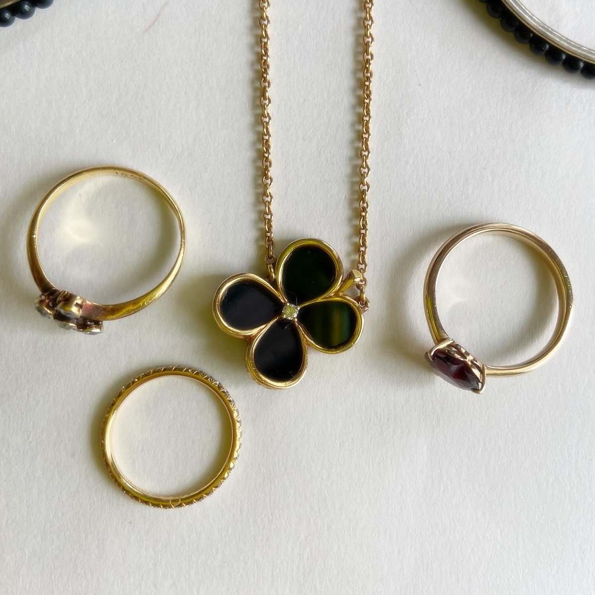 outauni's tweet image. ・ビーズヘアピン/ vintage 
・黒つぶつぶフープピアス/ ??
・オニキス、ダイヤモンド、18Kペンダント/ vintage 
・ダイヤモンドリング/ vintage 母の
・レッドスピネルハートリング/ BELFIORE
・ダイヤモンドピンキーリング/ @TiffanyAndCo 

#今日のアクセサリー #accessoriesoftheday #fashion
