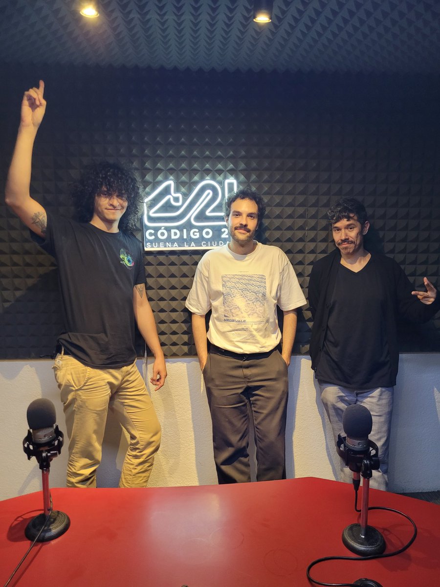 emiliorevolver's tweet photo. Acá con @ssh_sur escuchando "El Gran Reinicio" en @codigo21_radio 
#CentroDeLaEscucha 
@al_prats @GiganteDePraga https://t.co/Ex5cBqSkwR