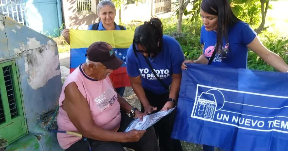 UntApure_25's tweet photo. UNT Biruaca realizó casa x casa en el barrió la Arrocera, mostrando el tarjetón y enseñando a los electores como votar por @egonzalezurrutia en la tarjeta de @partidount , la de la casita azul 💙.
🇻🇪🇻🇪|  🙋‍♂️
#untcomprometidoconvzla
#unidadyvoto
@manuelrosalesg
@edmundoGU https://t.co/9yaQrPeG8g