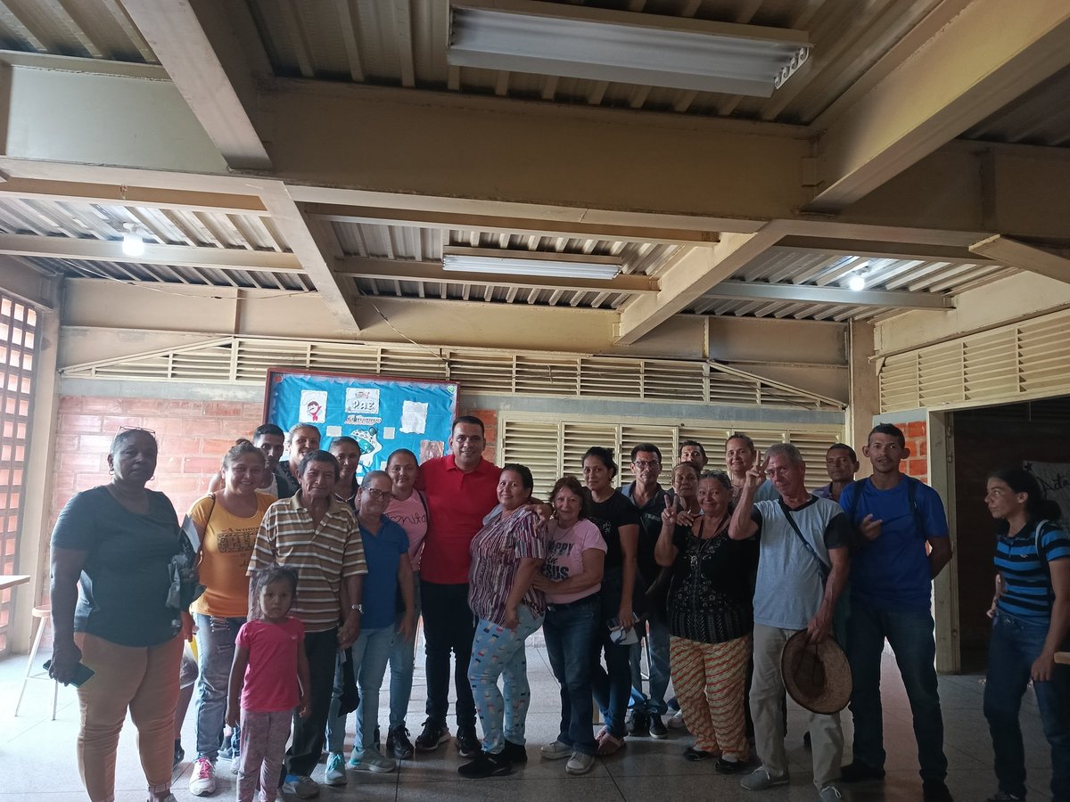 omarsanchezpsuv's tweet photo. Desde la Pquia. Héctor Amable Mora del Municipio Alberto Adriani, nos desplegamos en la formación, orientación y activación de nuestros testigos de mesa del @PartidoPSUV cómo lo orientó nuestro candidato @NicolasMaduro , @dcabellor , @JEHYSONGUZMAN @Rodolfozerpa rumbo al 28 J. https://t.co/XuLQomElti