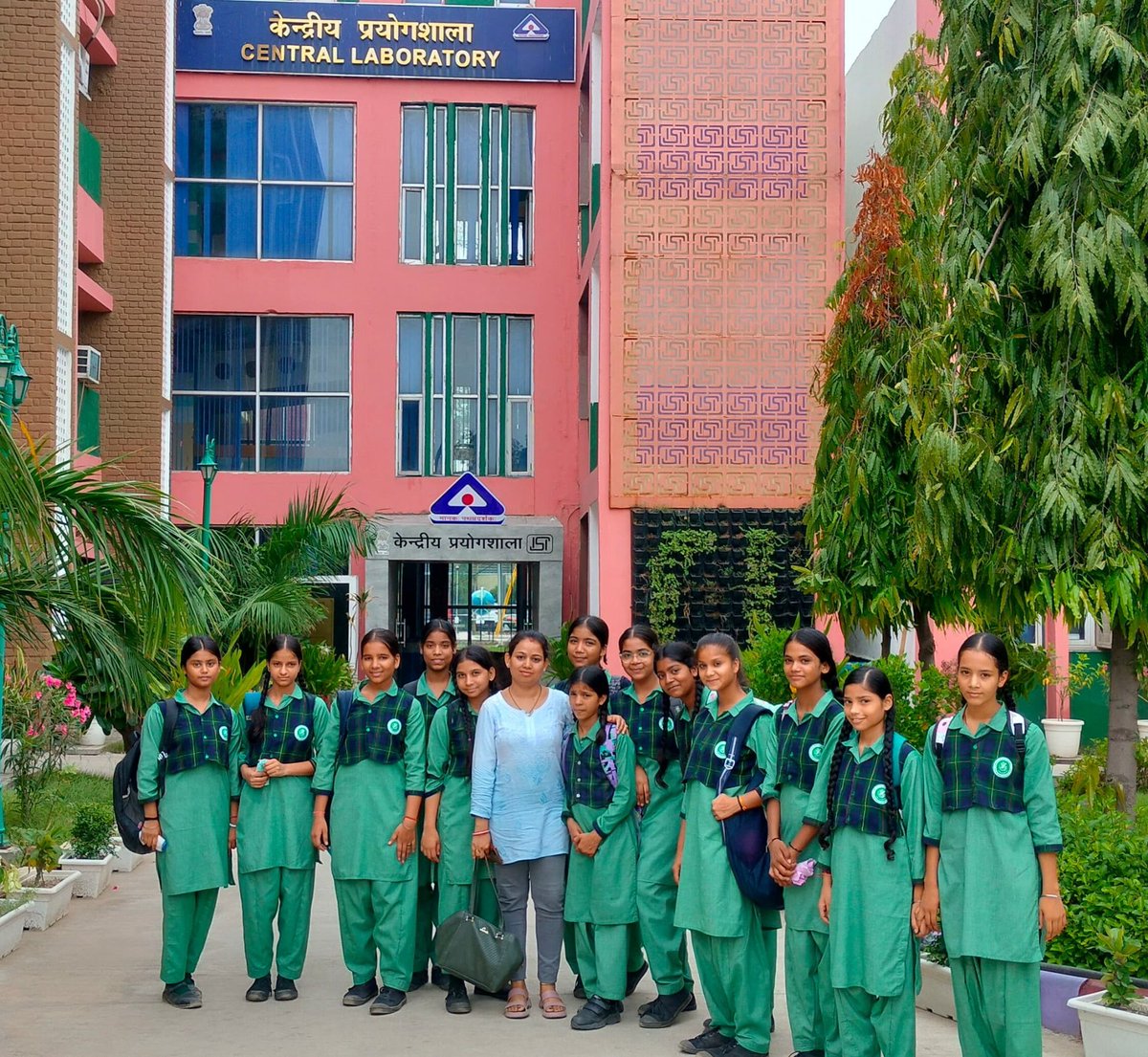 sdskv2128019's tweet photo. ' Education is not preparation for life , education is life itself ' - John Dewey . Our students were sensitized on quality consciousness based on standardization during an Industrial visit to Central Laboratory BIS . #StandardsClub @Dir_Education https://t.co/JwIzVSbigy