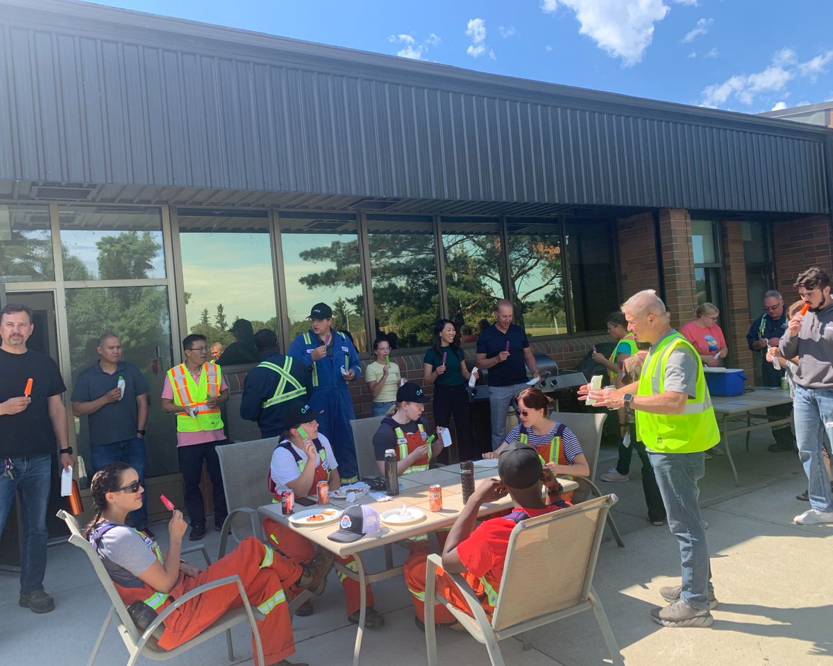 ARROWUtilities's tweet photo. Today's activities: pizza party and popsicles! We had yet another successful team lunch. A huge shout out to @1023nowradio for bringing our team some delicious popsicles in this summer heat!

#teamlunch #arrowteam #nowradio #popsicles https://t.co/5Nt4cdpeaY