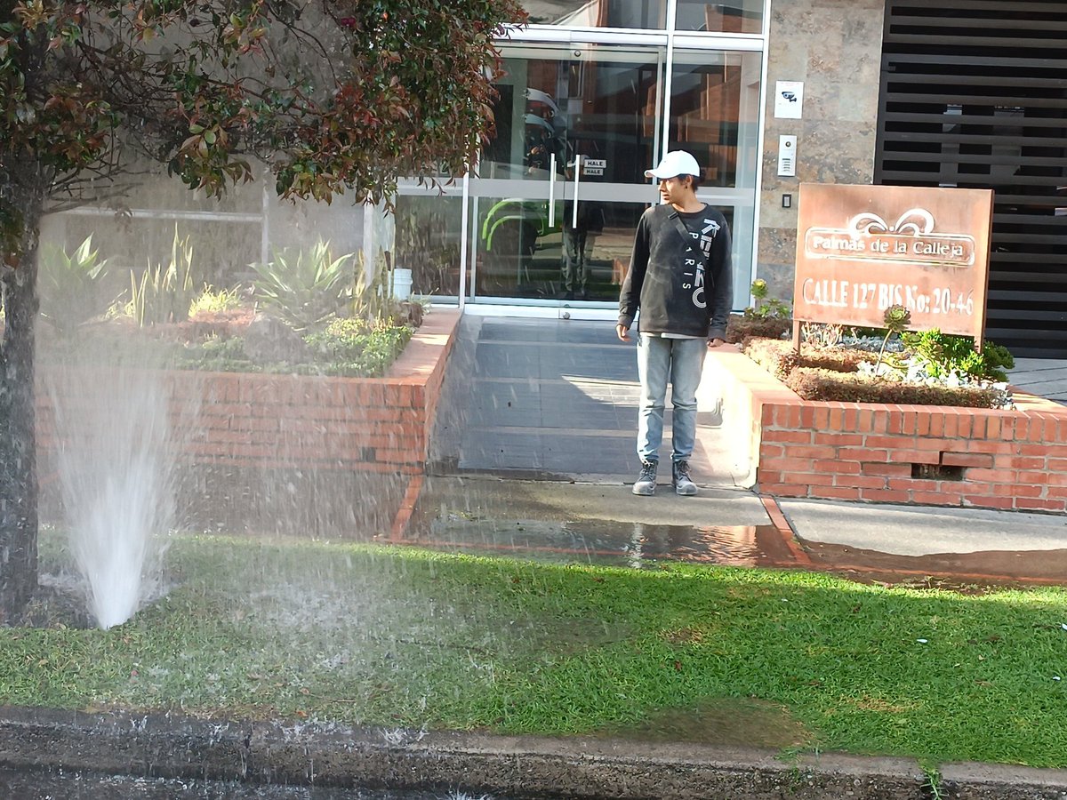 CarlosFSanchezB's tweet photo. @AcueductoBogota reportando esta fuga en la ciudad de Bogota calle 127 bis 20 46 https://t.co/SM0HkYWVld