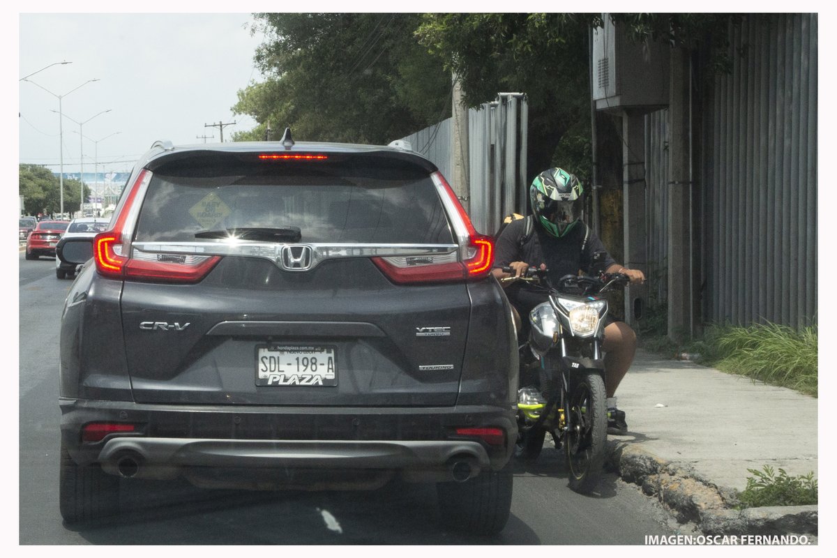 LAMIRADADELTAXI's tweet photo. UN DIA NORMAL EN NUEVO LEON, UNA MOTO EN CONTRA POR AVENIDA ROMULO GARZA EN SAN NICO . @LoQuePasaEnNL @QuePasaEnSN @AnniaGomezNL @elpais_cultura @VICEenEspanol @daniel_carrillo @ELSEMANARIO_NL @Reporte_Indigo #CONARTE #LABNL #CENTRODELAIMAGEN #PHOTOESPAÑA @luispadua_info7 #MOTO https://t.co/31jgyVxloD