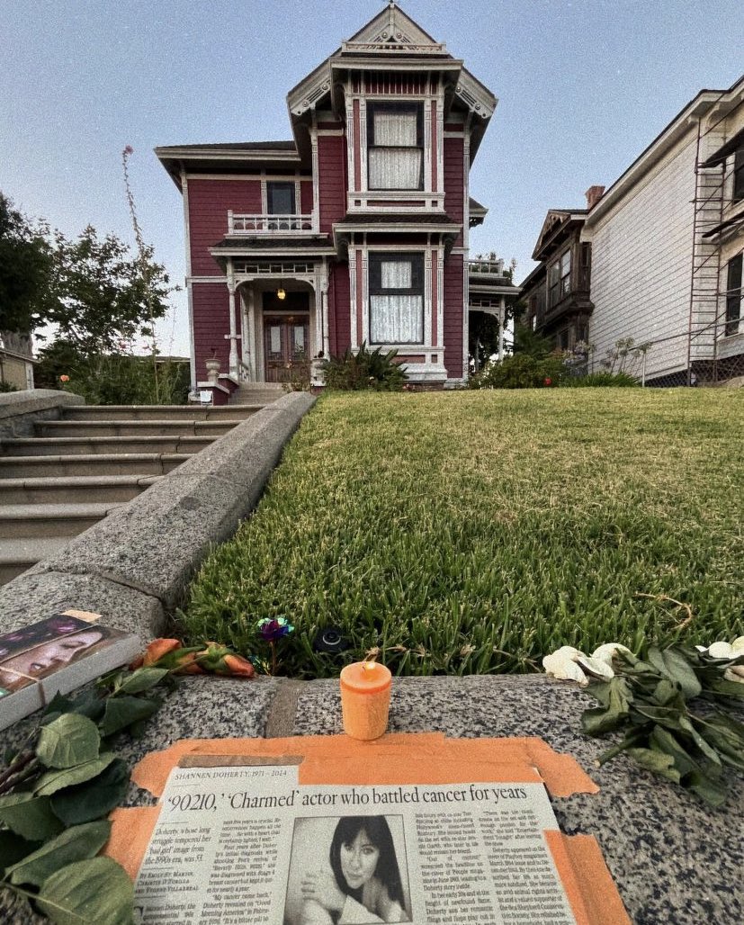 Charmed_Reunion's tweet image. Tribute to #ShannenDoherty outside the Halliwell Manor in L.A. #Charmed #ForeverCharmed (plazadeaubrey on instagram)