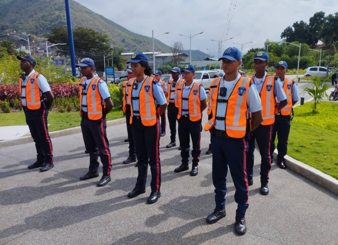 HugoR_Martinez's tweet photo. Envío mi abrazo de reconocimiento a los hombres y mujeres que integran los cuerpos policiales de todo el país y en especial a la @policiamiranda1 en la celebración este #16jul de su día nacional. 

¡Feliz Día Nacional del Policía! https://t.co/tRORQBzy4P