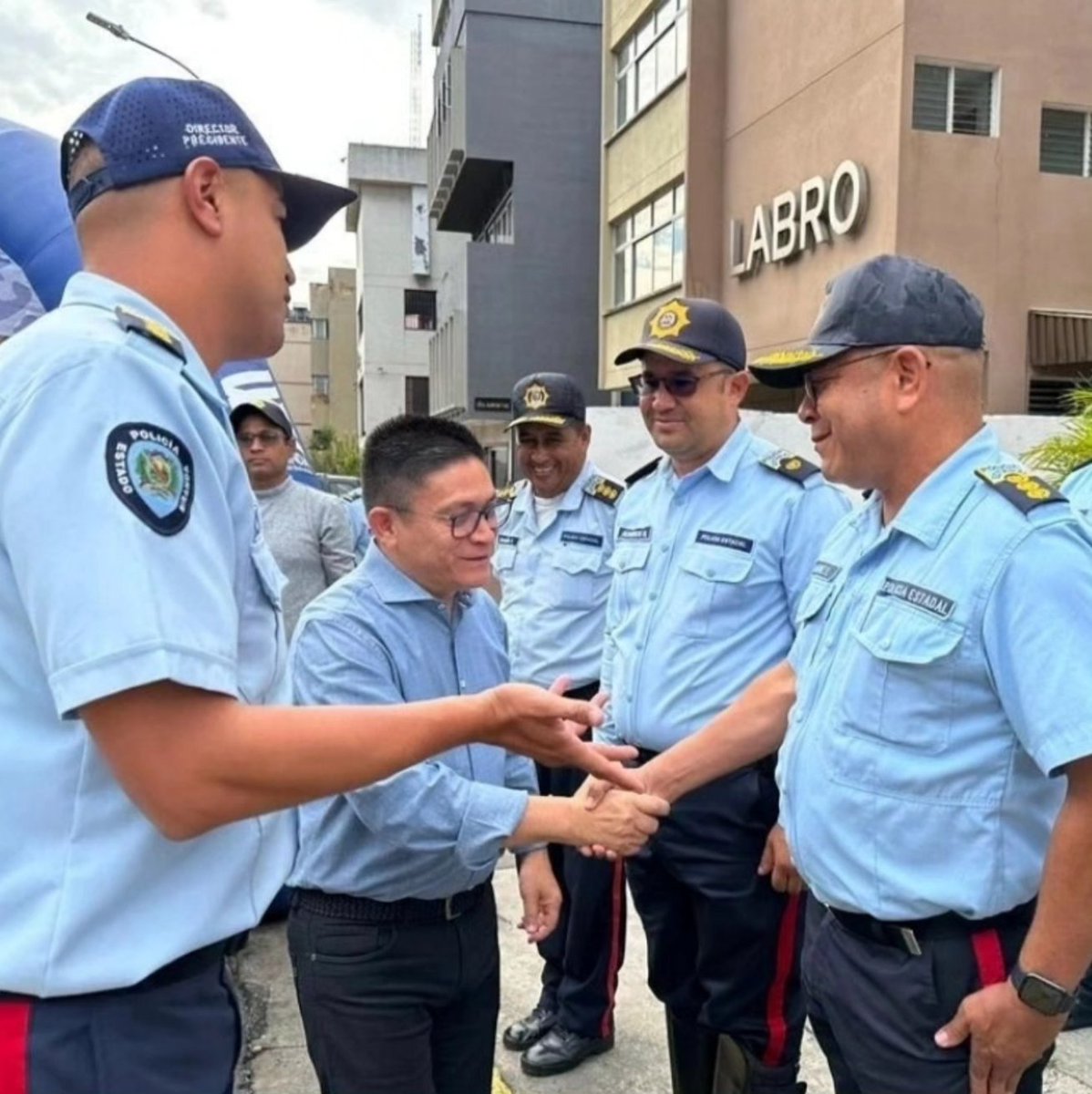 HugoR_Martinez's tweet photo. Envío mi abrazo de reconocimiento a los hombres y mujeres que integran los cuerpos policiales de todo el país y en especial a la @policiamiranda1 en la celebración este #16jul de su día nacional. 

¡Feliz Día Nacional del Policía! https://t.co/tRORQBzy4P