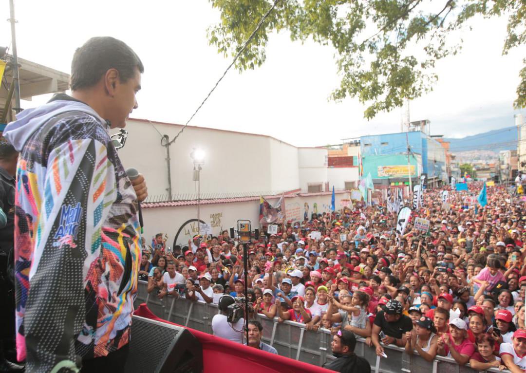 jorgerpsuv's tweet photo. Nuestro candidato Nicolás Maduro tiene la fuerza moral, política y espiritual para asumir la responsabilidad de llevar el país por la senda del crecimiento y la recuperación para un mejor futuro. ¡Los peores tiempos quedaron atrás, vienen tiempos de bienestar para la Patria! https://t.co/rFLhpPFXXd
