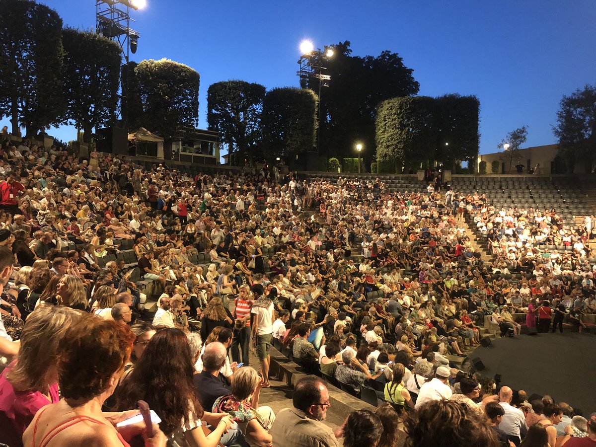 RafaBurgosBCN's tweet photo. Bécquer, Guimerà, Zorrilla, Clavé o Espronceda recitats per Marisa Paredes, Lluís Homar, Alberto San Juan o Pere Arquillué. Un espectacle coral per a una nit d’estiu al @grecfestivalbcn. https://t.co/bgzdWS1CPZ