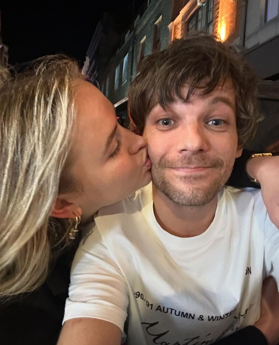 OT5UpdatesFR's tweet image. 🐕| Louis avec un.e fan récemment !  

:jalousie: 

© phoebeogilvie